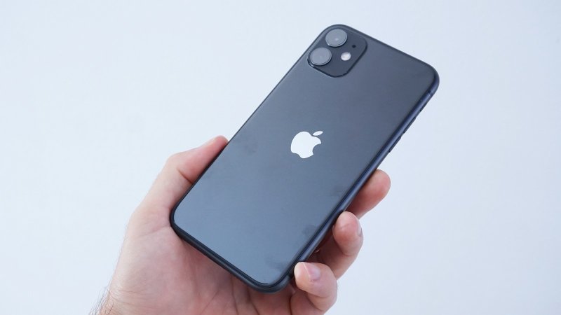 Apple iPhone 11 - v ruke