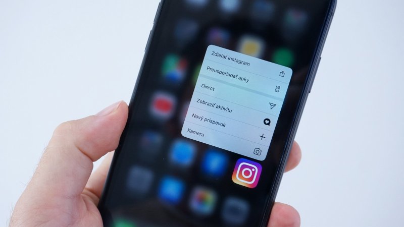 Apple iPhone 11 - ponuka po podržaní prsta na ikone Instagramu