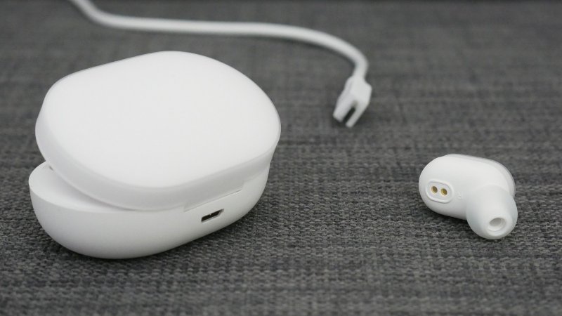 Mi True Wireless Earbuds - microUSB konektor